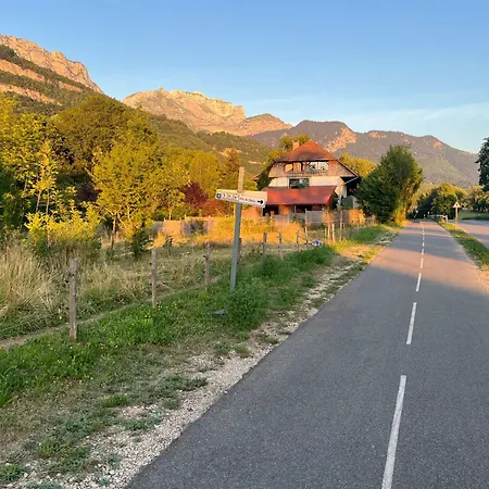 Entre D'annecy Et Montagnes, Golf Et Parapente A Pieds Apartment